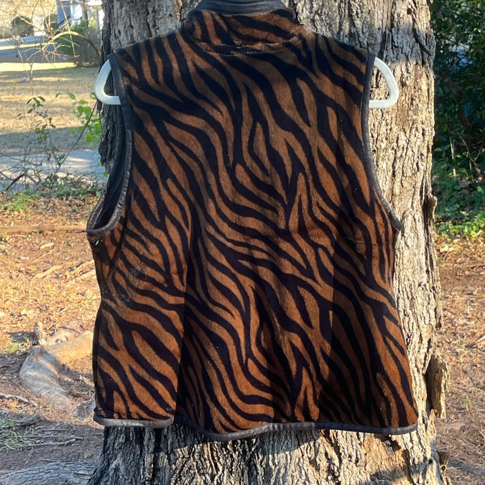 Women’s Animal print zipper front Vest. Size M
W3 - Picture 2 of 8